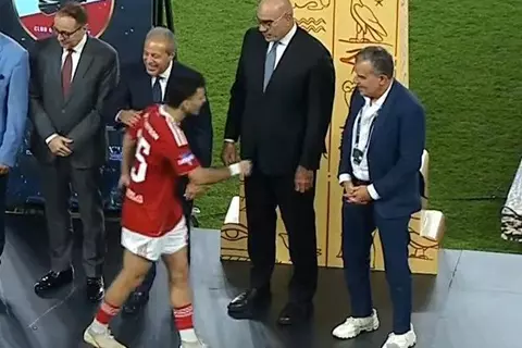 تجاهل وإلقاء الميداليات.. استمرار مسلسل أزمات منصة التتويج بين الأهلي والزمالك